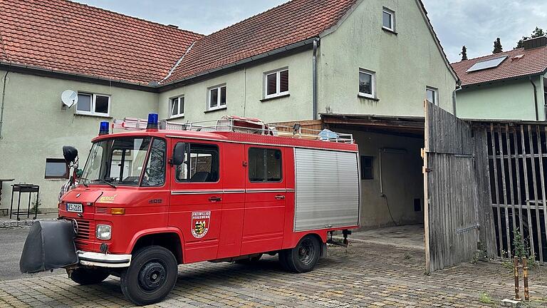 Nicht nur das Feuerwehrauto in Irmelshausen ist in die Jahre gekommen, sondern auch das Feuerwehrgerätehaus. Es muss mittelfristig ebenfalls dringend instandgesetzt und dem neuen Feuerwehrauto angepasst werden.