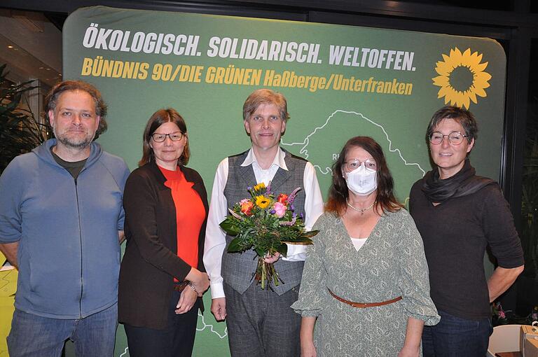 Die Protagonisten der Aufstellungsversammlung der Grünen: von links: Markus Heurung (Sprecher Kreisverband Bad Kissingen), MdB Manuela Rottmann, Kandidat Christian Ruser, Margit Pickel-Schmitt (Sprecherin Kreisverband Haßberge) und Sabine Rhein (Sprecherin Kreisverband Rhön-Grabfeld). Die Protagonisten der Aufstellungsversammlung der Grünen: von links: Markus Heurung (Sprecher Kreisverband Bad Kissingen), MdB Manuela Rottmann, Kandidat Christian Ruser, Margit Pickel-Schmitt (Sprecherin Kreisverband Haßberge) und Sabine Rhein (Sprecherin Kreisverband Rhön-Grabfeld).