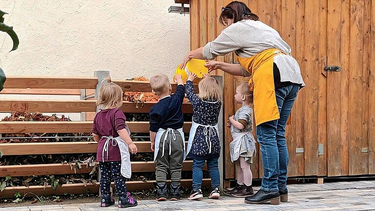 Der Kinderhort 'Haus für Kinder' in Gaukönigshofen hat sich ein neues Kräuterbeet und einen Kompost fördern lassen. Im Umgang damit können regionale Kreisläufe und biologischer Anbau bereits in der frühkindlichen Erziehung thematisiert werden.