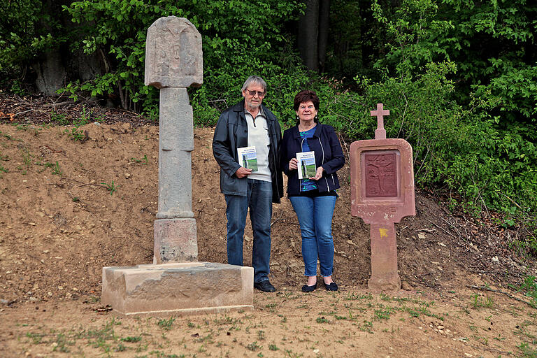 Am 'Kanzelstal', dem neuen Standort des 'Kouhlebild'-Bildstockes als auch eines Bildstock-Findlings, präsentieren Bürgermeisterin Karin Kuhn und Verfasser Hans-Joachim Schreiber den von ihm erstellten Bildstockführer. Übergeben wird beides am Sonntag, 26. Mai, um 14 Uhr am Parkplatz am Friedhof. Am 'Kanzelstal', dem neuen Standort des 'Kouhlebild'-Bildstockes als auch eines Bildstock-Findlings, präsentieren Bürgermeisterin Karin Kuhn und Verfasser Hans-Joachim Schreiber den von ihm erstellten Bildstockführer. Übergeben wird beides am Sonntag, 26. Mai, um 14 Uhr am Parkplatz am Friedhof.
