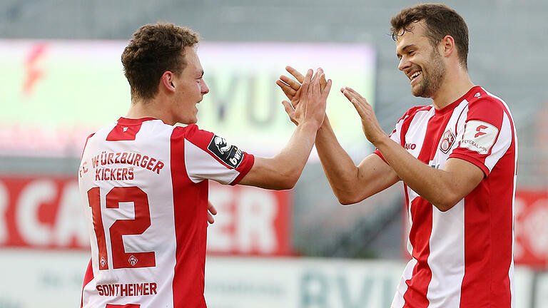 Die beiden Torschützen beim Kickers-Sieg gegen den 1. FC Kaiserslautern: Hier jubeln Patrick Sontheimer (links), der das 2:0 erzielte und Robert Herrmann, der das 1:0 erzielt und das 2:0 vorbereitet hatte.