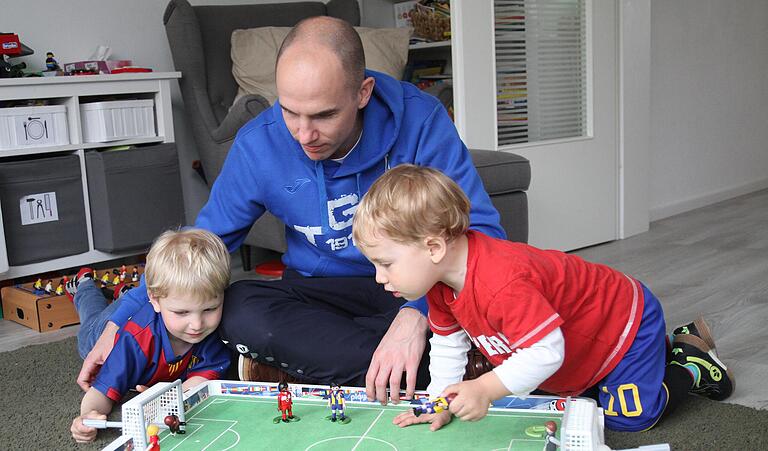 Tobias Riedner will nach eigener Aussage immer beschäftigt werden. Seine beiden Söhne Oskar und Theo sorgen beim Spielen mit dem Playmobil-Fußballplatz dafür.