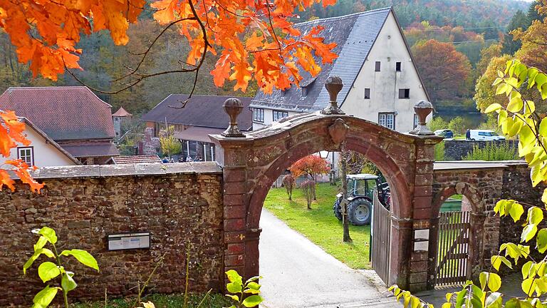 Das prächtige Portal an der Nordseite der Kartause Grünau.