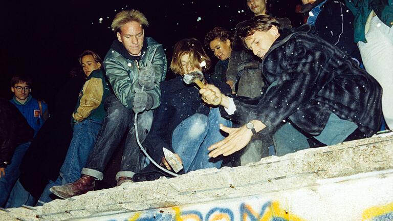 Mit dem Fall der Mauer in der Nacht vom 9. auf den 10. November in Berlin begann der Wiedervereinigungsprozess des geteilten Landes.