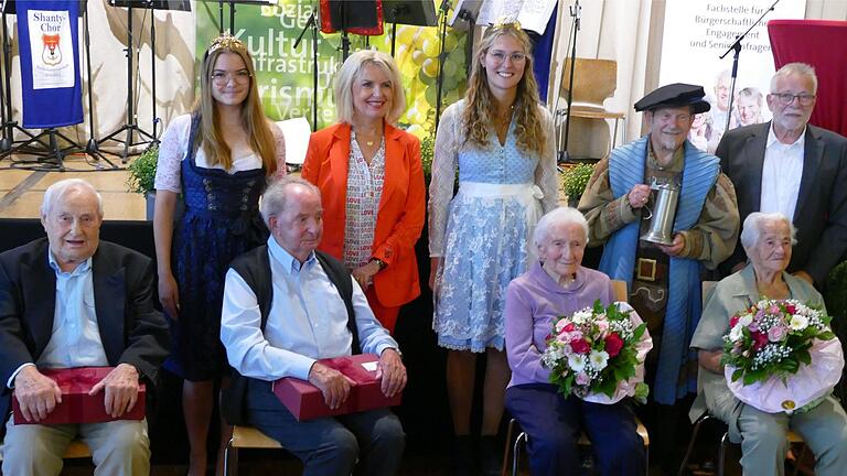 In der ersten Reihe sitzen mit (von links) Robert Speckner (97 Jahre), Gerhard Winterstein (99), Margarete Will (100) und Frieda Kunz (102) fast 400 Lebensjahre. Gratulation und Betreuung übernahmen (hintere Reihe) Siedlerkönigin Pia, Landrätin Tamara Bischof, Weinprinzessin Fiona, Hofrat Walter Vierrether und Kitzingens Zweiter Bürgermeister Manfred Freitag.