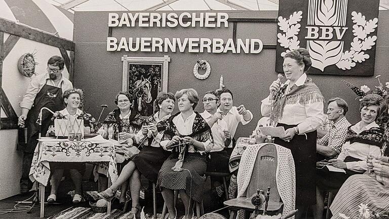 Für den Landfrauen war Hildegard Böhm (mit Mikrofon in der Hand) immer engagiert. Die Aufnahme stammt aus dem Jahr 1981. - Für den Landfrauen war Hildegard Böhm (mit Mikrofon in der Hand) immer engagiert. Die Aufnahme stammt aus dem Jahr 1981. Für den Landfrauen war Hildegard Böhm (mit Mikrofon in der Hand) immer engagiert. Die Aufnahme stammt aus dem Jahr 1981. - Für den Landfrauen war Hildegard Böhm (mit Mikrofon in der Hand) immer engagiert. Die Aufnahme stammt aus dem Jahr 1981.
