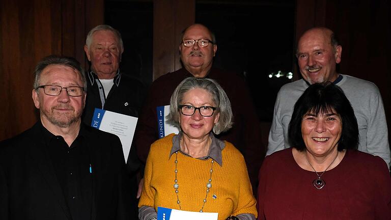 Ehrungen beim VdK: Engelbert Roith, Anita Müller, Brigitte Haas. Und hinten Helmut Jung, Leonhard Ehrmann, Gerhard Knauf. Fotos: Gerd Schaar       -  Ehrungen beim VdK: Engelbert Roith, Anita Müller, Brigitte Haas. Und hinten Helmut Jung, Leonhard Ehrmann, Gerhard Knauf. Fotos: Gerd Schaar