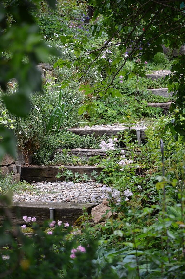 Im Garten von Werner W. Siebert aus Mainstockheim sind über mehrere Ebenen verschiedene Bereiche eingepasst.