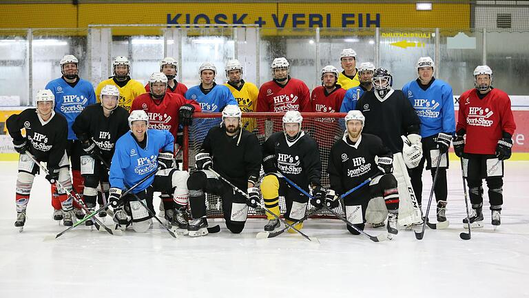 Am Wochenende geht es wieder richtig los bei den Haßfurter „Hawks“. Und nicht nur das „Trainerquartett“ mit (vorne kniend von links) Dominik Tobola, Daniel Hora, Jan Trübenekr und Jakub Sramek hofft, dass die Saison 2021/2022 komplett ausgetragen werden kann. Auch ihre Teamkollegen sind heiß darauf, möglichst viele Punkte einzufahren.