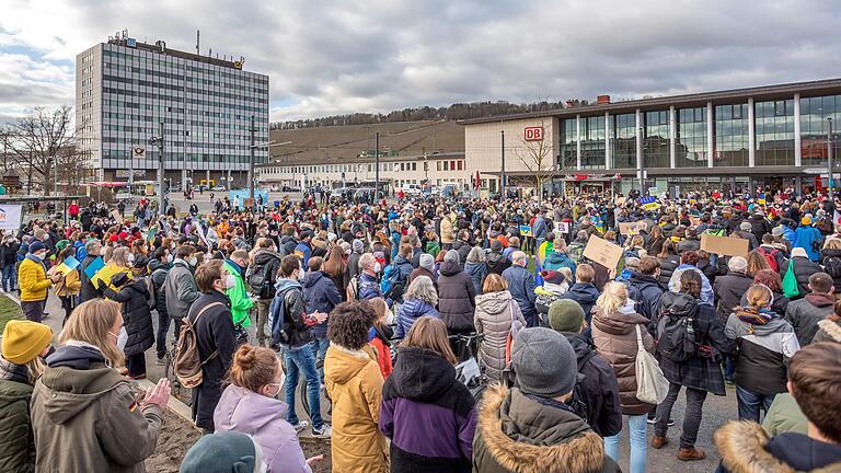 Kundgebung gegen den Krieg: Mehrere Hundert Menschen versammelten sich am Samstag&nbsp; am Hauptbahnhof in Würzburg zu einer Kundgebung gegen den Krieg in der Ukraine.