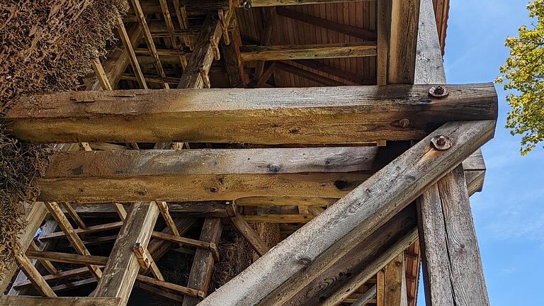 Die Stahlschrauben, die den Gradierbau zusammenhalten, rosten. Nun muss das Gebäude erneut aufgebaut werden. - Die Stahlschrauben, die den Gradierbau zusammenhalten, rosten. Nun muss das Gebäude erneut aufgebaut werden. Die Stahlschrauben, die den Gradierbau zusammenhalten, rosten. Nun muss das Gebäude erneut aufgebaut werden. - Die Stahlschrauben, die den Gradierbau zusammenhalten, rosten. Nun muss das Gebäude erneut aufgebaut werden.