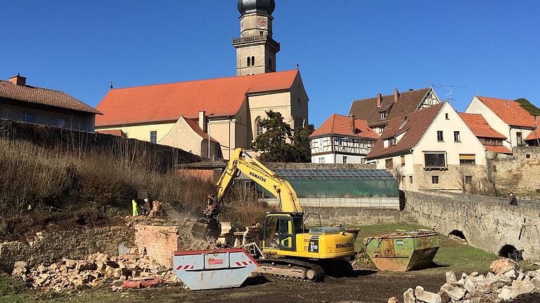 Die Neugestaltung des ehemaligen Loose-Areals in Mellrichstadt zum attraktiven Freizeitgelände an der Stadtmauer hat begonnen. Derzeit werden die Gebäude auf dem Grundstück abgerissen.