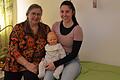 BU: Hebamme Doris Wytopil (links) und Studentin Nele Krämer mit Übungspuppe 'Nina' in ihrer Praxis in Züntersbach.    Foto: Marah Naumann       -  BU: Hebamme Doris Wytopil (links) und Studentin Nele Krämer mit Übungspuppe 'Nina' in ihrer Praxis in Züntersbach.    Foto: Marah Naumann