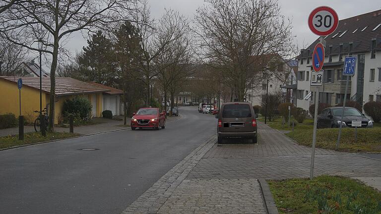 Wie hier an der Bertha-von-Suttner-Straße finden sich an jedem Ortseingang und auch innerorts reichlich Tempo-30-Schilder in Gerbrunn. Jetzt tritt die Gemeinde auch der bundesweite Initiative 'Lebenswerte Städte und Gemeinden' bei.