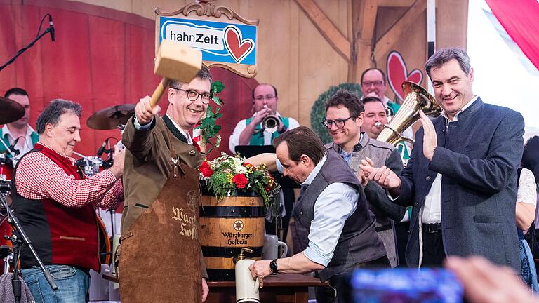 Das saß: Würzburgs Oberbürgermeister Christian Schuchardt brauchte am Fass diesmal nur einen Schlag. Rechts Bayerns Ministerpräsident Markus Söder.&nbsp;