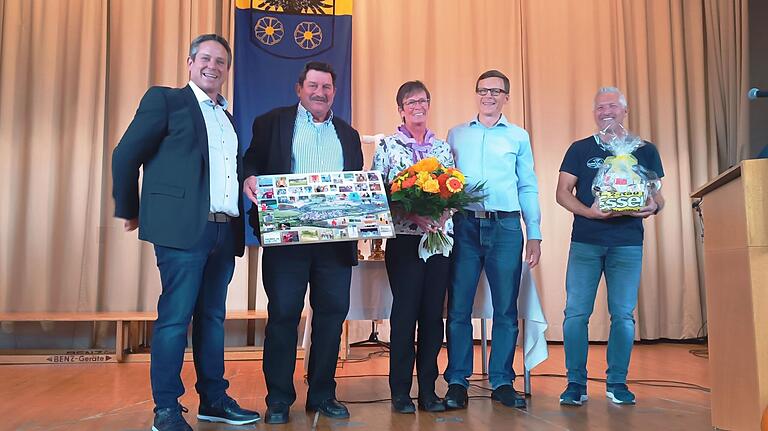 Emil Baunach, Wenkheims langjähriger Ortsvorsteher (2.v.l.) wurde im Rahmen des Dorfgemeinschaftsfestes offiziell von seinem Nachfolger Harald Meyer (links) mit Dankesworten und Geschenken verabschiedet. Rechts Rita Baunach und die Ortschaftsräte Philipp Bopp und Alexander Baumann. Emil Baunach, Wenkheims langjähriger Ortsvorsteher (2.v.l.) wurde im Rahmen des Dorfgemeinschaftsfestes offiziell von seinem Nachfolger Harald Meyer (links) mit Dankesworten und Geschenken verabschiedet. Rechts Rita Baunach und die Ortschaftsräte Philipp Bopp und Alexander Baumann.