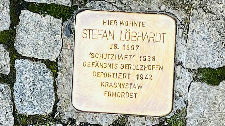 Stolperstein am Marktplatz, zum Gedenken an Stefan Löbhardt. Elf Stolpersteine erinnern in Gerolzhofen an das Schicksal der Menschen, die ermordet, deportiert oder in den Suizid getrieben wurden.