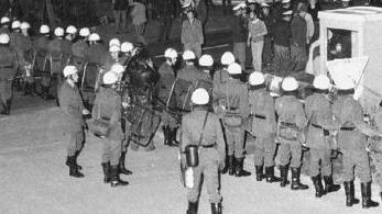 Eine denkwürdige Nacht: Die Bewohner von Ermershausen können es nicht fassen, dass die Polizei in der Nacht zum 19. Mai 1978 das Rathaus von Ermershausen stürmt, um die dort lagernden Akten nach Maroldsweisach zu schaffen.