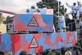 Mit Ballkanone: die Faschingsfreunde Wiesenfeld und ihr familientauglicher Panzer.