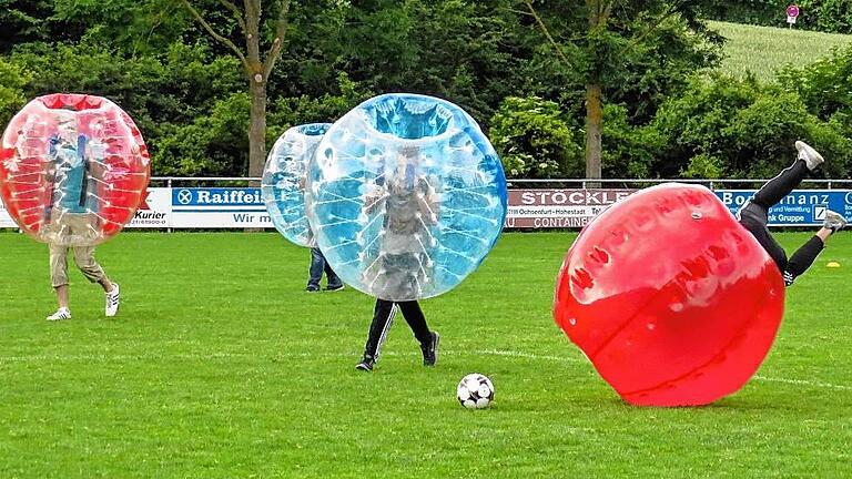 Großer Spaß: Beim Bubble-Fußball durften sich &bdquo;Profis&ldquo; und Amateure gleichermaßen vergnügen.