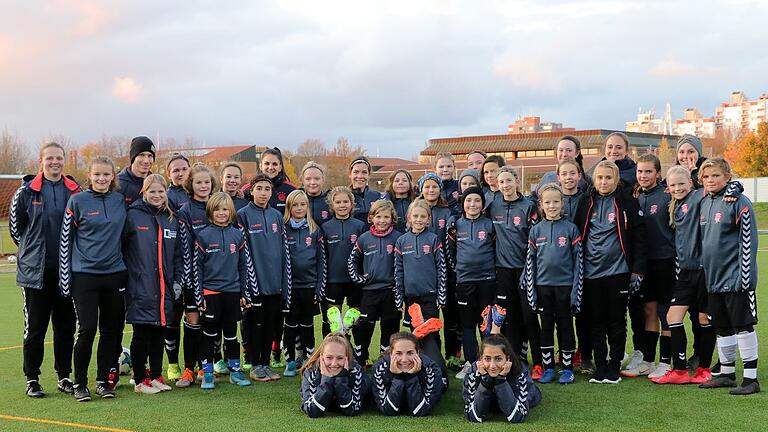 Die Teilnehmerinnen des &bdquo;Lotte Soccer Camp &ndash; made in USA&ldquo; mit der früheren Bundesliga-Spielerin des FC Bayern München, Gina Lewandowski (hinten, Zweite von rechts).