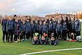 Die Teilnehmerinnen des &bdquo;Lotte Soccer Camp &ndash; made in USA&ldquo; mit der früheren Bundesliga-Spielerin des FC Bayern München, Gina Lewandowski (hinten, Zweite von rechts).