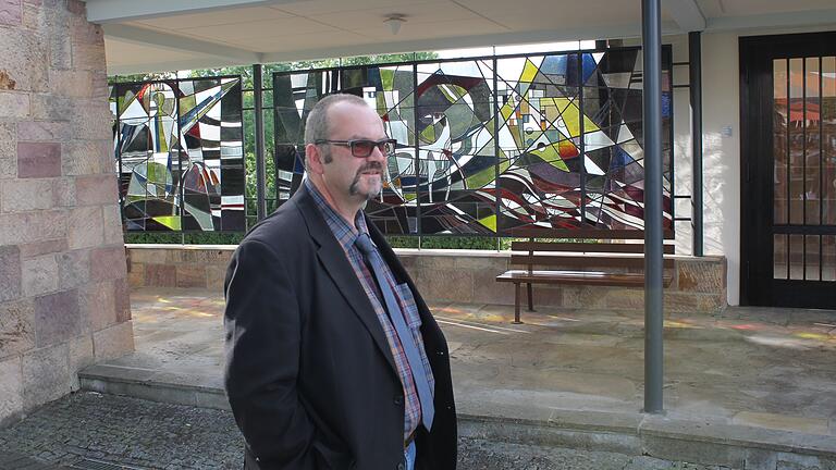 Die Glasfenster der Stockheimer Leichenhalle gelten als Denkmal der Neuzeit. Die Restaurierung wurde aus dem Topf des Regionalbudgets der Streutalallianz gefördert. Die drei Glasfenster wurden von 1960 bis 1962 von einem Künstler geschaffen, dessen Namen nicht bekannt ist, weiß Bürgermeister Martin Link.&nbsp;