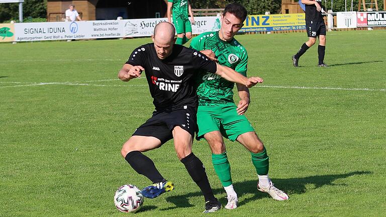 Ist derzeit mit defensiveren Aufgaben beschäftigt: Sands Sebastian Wagner (links), der hier den Ball vor dem Ansbacher Lukas Karakas abschirmt. Ist derzeit mit defensiveren Aufgaben beschäftigt: Sands Sebastian Wagner (links), der hier den Ball vor dem Ansbacher Lukas Karakas abschirmt.