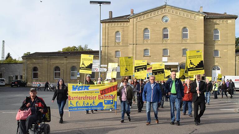 'Barrierefreier Bahnhof – jetzt' forderten die Teilnehmer und Teilnehmerinnen einer vom VdK organisierten Demonstration.