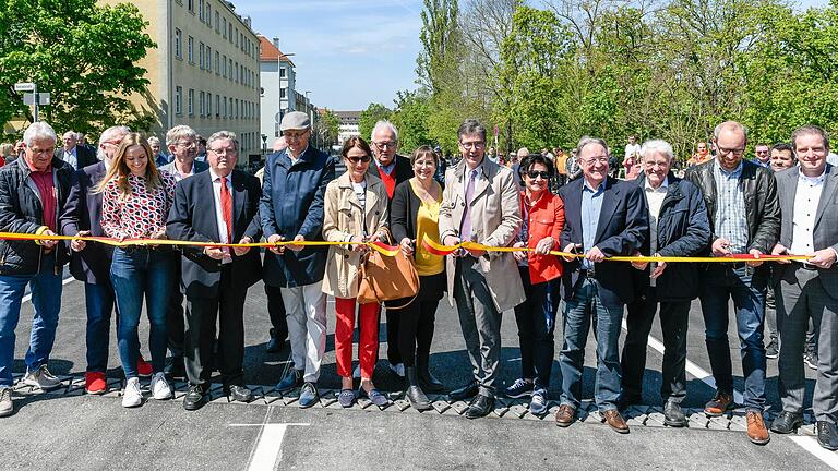 Alle schnippelten mit bei der offiziellen Eröffnung der Siligmüllerbrücke durch den Oberbürgermeister der Stadt Würzburg Christian Schuchart am Mittwochmittag. Die Brücke über die Bahnstrecke verbindet das obere Frauenland und das Hubland mit der Innenstadt.