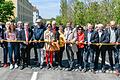 Alle schnippelten mit bei der offiziellen Eröffnung der Siligmüllerbrücke durch den Oberbürgermeister der Stadt Würzburg Christian Schuchart am Mittwochmittag. Die Brücke über die Bahnstrecke verbindet das obere Frauenland und das Hubland mit der Innenstadt.