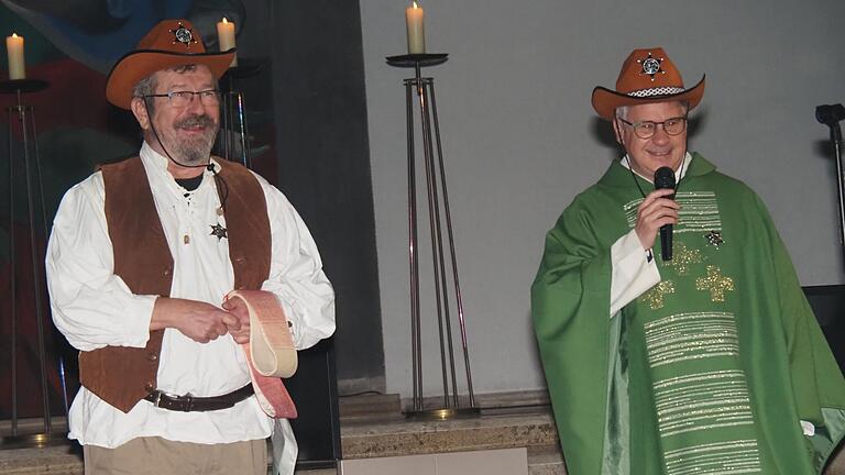 Keine alten Hüte: Diakon Walter Ziegler und Pfarrer Stephan Eschenbacher kamen im Wildwest-Outfit zur Faschingspredigt.