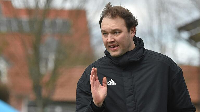 Julian Grell ist Trainer des TSV Aubstadt aus der Regionalliga Bayern. Er hat die Natur des Fußballs verstanden.