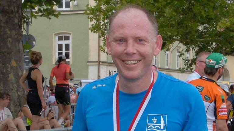 Kitzingens Oberbürgermeister Stefan Güntner beendete den Mainfrankentriathlon als Vierter in der Kategorie Bürgermeisterschaft. Kitzingens Oberbürgermeister Stefan Güntner beendete den Mainfrankentriathlon als Vierter in der Kategorie Bürgermeisterschaft.