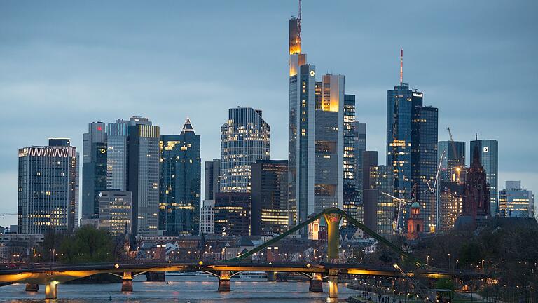 Bankenskyline von Frankfurt       -  Die EZB fordert die Banken auf, die gestiegene Profitabilität zu nutzen und so die  Widerstandsfähigkeit zu stärken. (Archivbild)