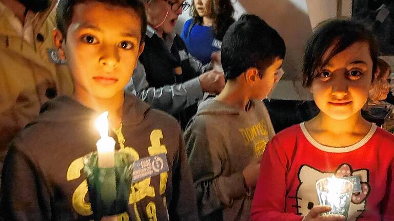 Ein kleines Licht am Ende des Schreckens: Pfadfinder, Flüchtlingskinder und der Ökumenische Chor brachten das Friedenslicht in die Flüchtlingsunterkunft in den ehemaligen Conn Barracks. Ein kleines Licht am Ende des Schreckens: Pfadfinder, Flüchtlingskinder und der Ökumenische Chor brachten das Friedenslicht in die Flüchtlingsunterkunft in den ehemaligen Conn Barracks.