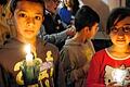 Ein kleines Licht am Ende des Schreckens: Pfadfinder, Flüchtlingskinder und der Ökumenische Chor brachten das Friedenslicht in die Flüchtlingsunterkunft in den ehemaligen Conn Barracks.
