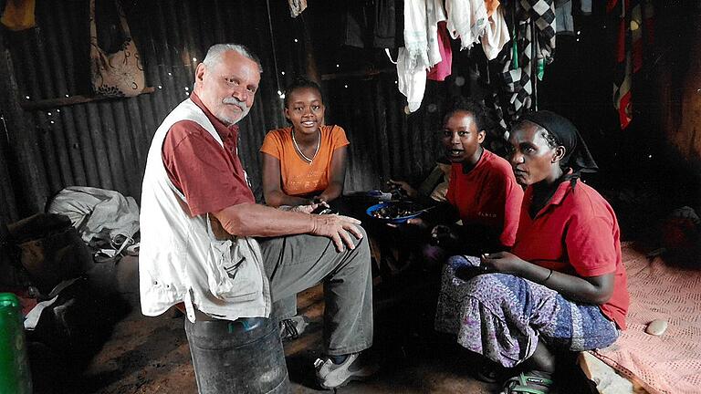 SP135600118013012110       -  Der Helfer vor Ort in Afrika: Dietrich Binder bei einer Familie des Hamer-Stamms in Turmi (Äthiopien) am Omo River, die er finanziell unterstützt.