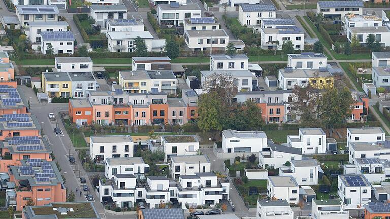 Es wird viel gebaut im Freistaat Bayern – und doch zu wenig. Die Staatsregierung möchte der Wohnungsnot und den vielerorts dramatisch steigenden Mieten entgegenwirken. Von den am Dienstag angekündigten Maßnahmen sind aber längst nicht alle begeistert.&nbsp;