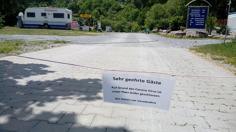 Die Geschlossen-Schilder sind mittlerweile den Hygiene- und Abstandshinweisen gewichen: Der Wohnmobil-Stellplatz am Eibelstädter Mainufer.