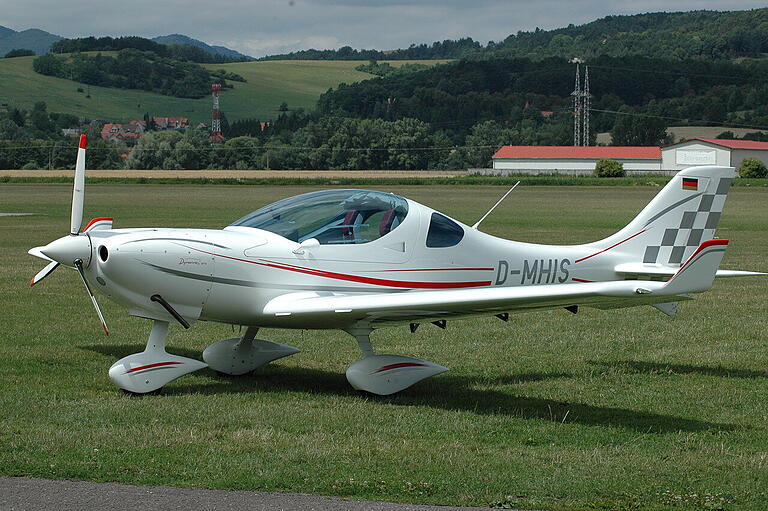 Eine solche Maschine vom Typ DYNAMIC WT 9-UL des tschechischen Herstellers ISS Aviation hat der Flugsportclub Würzburg am Schenkenturm als Ersatz für seine bisherige Schleppmaschine jetzt bestellt. Geliefert werden soll sie im Oktober. Kostenpunkt: 160 000 Euro. Eine solche Maschine vom Typ DYNAMIC WT 9-UL des tschechischen Herstellers ISS Aviation hat der Flugsportclub Würzburg am Schenkenturm als Ersatz für seine bisherige Schleppmaschine jetzt bestellt. Geliefert werden soll sie im Oktober. Kostenpunkt: 160 000 Euro.