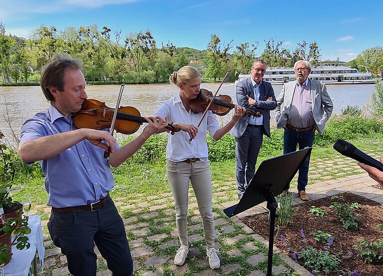 Die Übergabefeier umrahmten musikalisch von der Sing- und Musikschule Veitshöchheim die Lehrkräfte Eva Passas und Rainer Nürnberger u.a. mit den Stücken 'Die letzte Rose des Sommers' und 'The Wild Rose'.