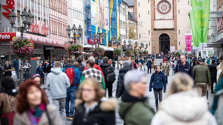 Trotz schlechten Wetters waren am Mantelsonntag viele Leute in der Würzburger Innenstadt, sind über die Allerheiligenmesse geschlendert, haben geshoppt und geschlemmt. Trotz schlechten Wetters waren am Mantelsonntag viele Leute in der Würzburger Innenstadt, sind über die Allerheiligenmesse geschlendert, haben geshoppt und geschlemmt.