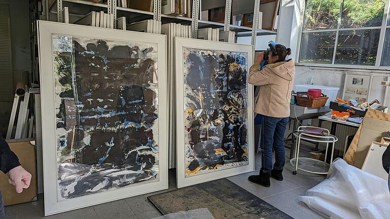 Vor dem Transport nach Würzburg: Im früheren Atelier Grochowiaks prüft Inge Klinger, Restauratorin des Martin von Wagner Museums, den Zustand der Bilder. Vor dem Transport nach Würzburg: Im früheren Atelier Grochowiaks prüft Inge Klinger, Restauratorin des Martin von Wagner Museums, den Zustand der Bilder.