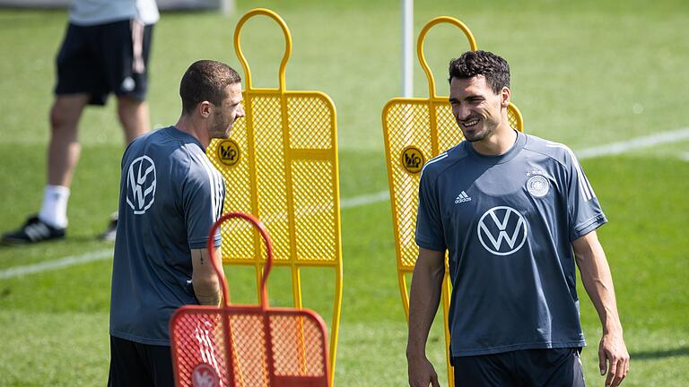 Fußball EM - Training Deutschland       -  Gosens und Hummels kennen sich auch von der Nationalmannschaft.