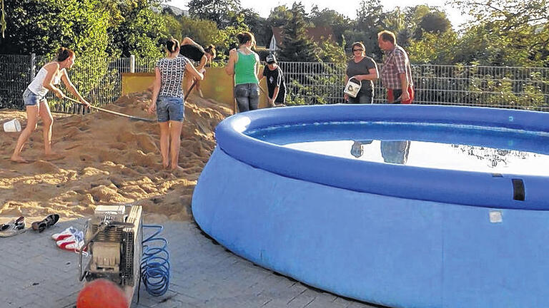 Alle packen mit an: Bei dem Aufbau der Poolparty sind viele helfende Hände nötig.