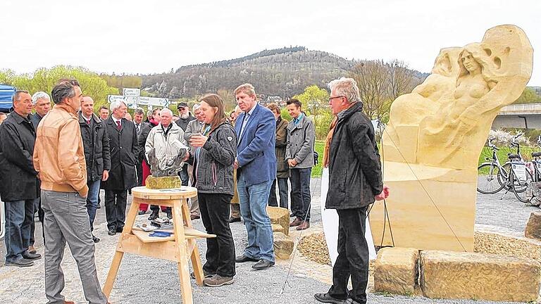 &bdquo;Auenweg Obermain&ldquo;: Bei Wiesen steht die erste Figur des neuen Skulpturenwegs &bdquo;Fließende Begegnung&ldquo;. Anne Schmitt, Geschäftsführerin des Vereins &bdquo;Flussparadies Franken&ldquo;, erläuterte das Anliegen des Projekts, die Bedeutung der Flüsse und Gewässer herauszustellen.