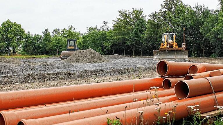Jede Menge Erde und Kies wird derzeit am Sportplatz am Gymnasium in Mellrichstadt bewegt. Die großflächige Anlage wird komplett saniert und neu gestaltet.
