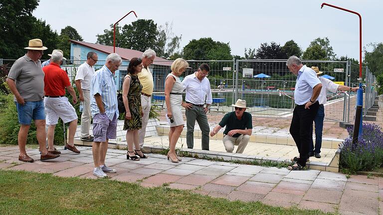 Fraktionssitzung vor Ort: Im Freibad Volkach trafen sich die Mitglieder der Freien Wähler sowie der FW-FBW, um über eine mögliche finanzielle Förderung zu beraten.