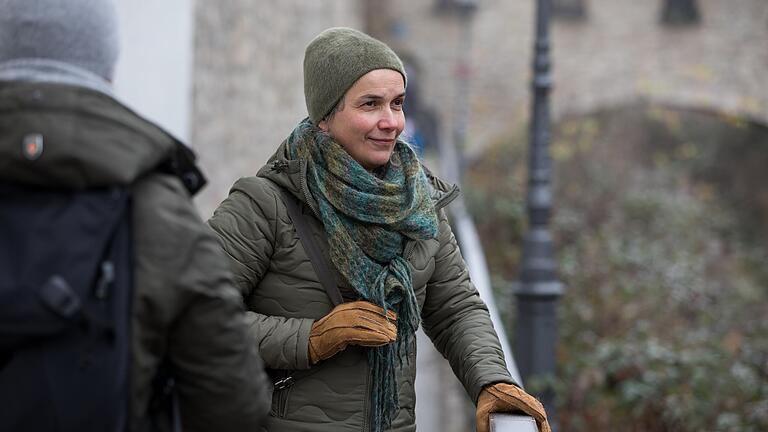 Dagmar Dewald kandidiert für die ÖDP als Oberbürgermeisterin. Mit Reporterin Carolin Schulte sprach sie in Heidingsfeld über ihre Pläne für die Stadt. Das Foto entstand am Speierloch.&nbsp;